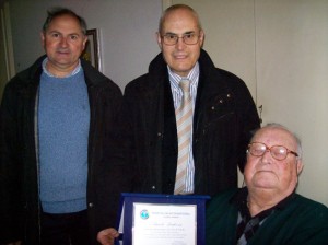 Domenico Palazzetti e Giancarlo Bandini consegnano la targa all'avvocato Fausto Ludovisi 