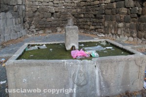 Fontana a piazza di porta san Pietro con rifiuti e melma
