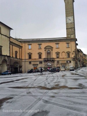 Piazza del comune ricoperta di grandine