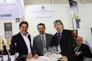 Il direttore Coldiretti Viterbo Andrea Renna insieme al residente dell'enoteca e consigliere provinciale Coldiretti Leonardo Belcapo con il segretario generale della Cciaa di Viterbo Francesco Monzillo