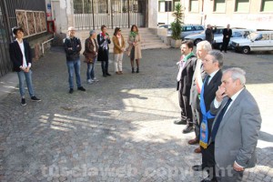 La deposizione della corona al liceo Buratti 