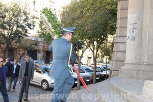 La deposizione della corona al liceo Buratti 