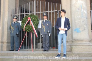 La deposizione della corona al liceo Buratti