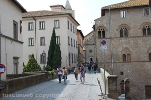 Turisti a spasso per Viterbo
