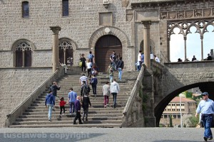 Turisti in visita alla sala del conclave