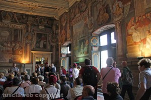 Viterbo - Sala Regia piena di turisti il 25 aprile