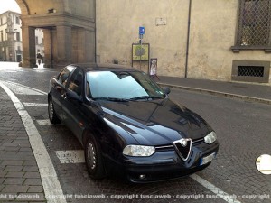 Auto del comune in sosta su Ascenzi