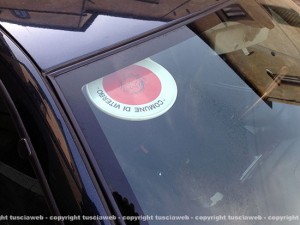 Auto del comune in sosta su Ascenzi