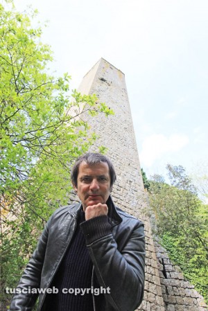 Antonello Ricci sotto la torre di Pasolini