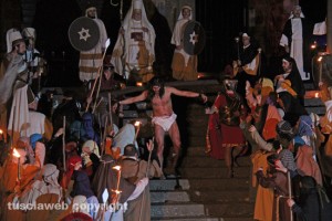Cristo portato alla croce tra la gente