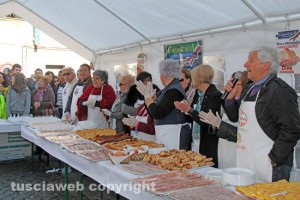 Il gruppo di Pianoscarano che organizza la colazione di Pasqua