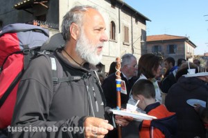 Un viandante della via Francigena alla colazione di Pasqua