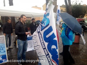 La manifestazione dei postini al mercato