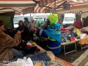 La manifestazione dei postini al mercatoq