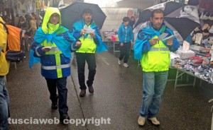 La manifestazione dei postini al mercato