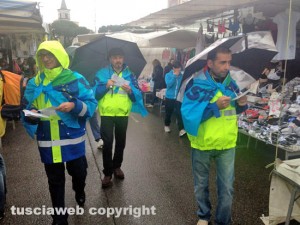 La manifestazione dei postini al mercato