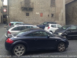La sosta selvaggia in piazza Gargiuli