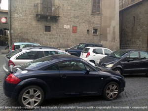 La sosta selvaggia in piazza Gargiuli