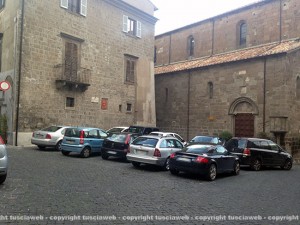 La sosta selvaggia in piazza Gargiuli