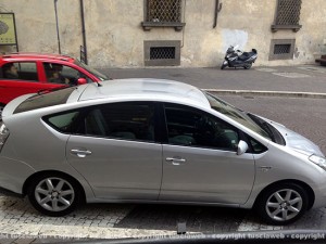 L'auto in dotazione del sindaco parcheggiata in via Ascenzi