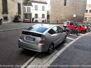 L'auto in dotazione del sindaco parcheggiata in via Ascenzi