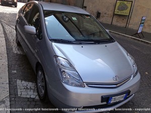 L'auto in dotazione del sindaco parcheggiata in via Ascenzi