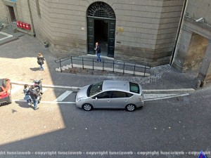 L'auto in dotazione del sindaco parcheggiata in via Ascenzi
