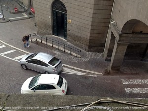 L'auto in dotazione del sindaco parcheggiata in via Ascenzi