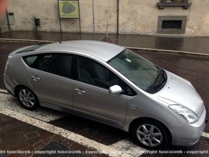 L'auto in dotazione del sindaco parcheggiata in via Ascenzi