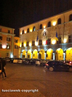 Viterbo - Piazza del comune invasa dalle auto