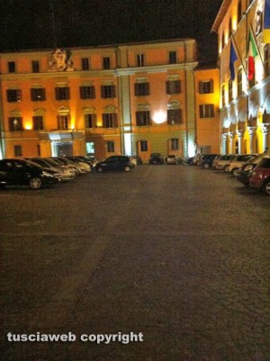 Viterbo - Piazza del comune invasa dalle auto