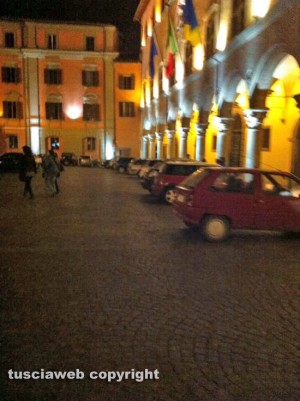 Viterbo - Piazza del comune invasa dalle auto