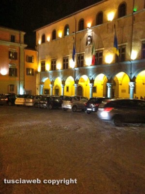 Viterbo - Piazza del comune invasa dalle auto