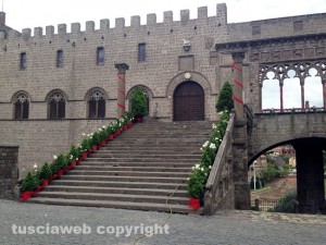 L'allestimento al palazzo dei Papi