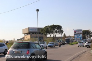 Cassia Nord interrotta, auto in coda