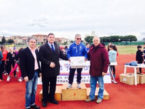 Il presidente Antonelli e l'assessore Bonelli consegnano il defibrillatore