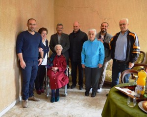 Il sindaco Mazzola e l'assessore Leoni con la famiglia della signora Marianna Viola