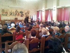 La sala consiliare del comune di Tarquinia gremita di persone