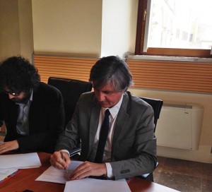 L'assessore Celli firma il protocollo d'intesa