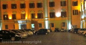 Viterbo - Piazza del comune invasa dalle auto