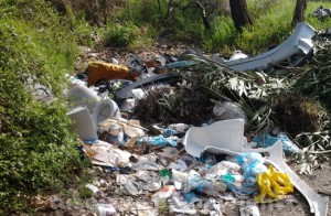 Lo scempio in strada Riello
