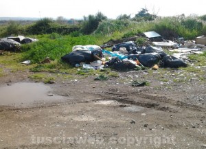 Lo scempio in strada Riello
