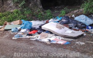 Lo scempio in strada Riello