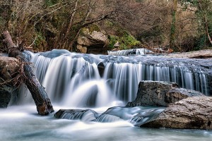 Il torrente sotto il castello di Chia
