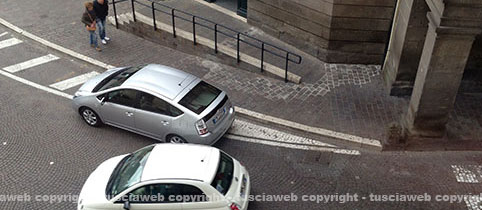 L'auto in dotazione del sindaco parcheggiata in via Ascenzi