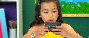 Una bambina e una musicassetta