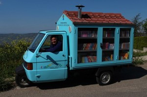 Antonio La Cava e il suo bibliomotocarro