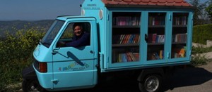 Antonio La Cava e il suo bibliomotocarro