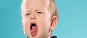 Un bimbo dopo l'assaggio di un limone