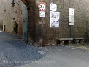 Il segnale di divieto di transito ai non residenti a Porta del Carmine